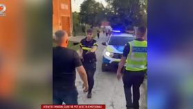 VIDEO Polițist din Caraș-Severin, amenințat și umilit de săteni după ce a oprit un minor beat pe ATV